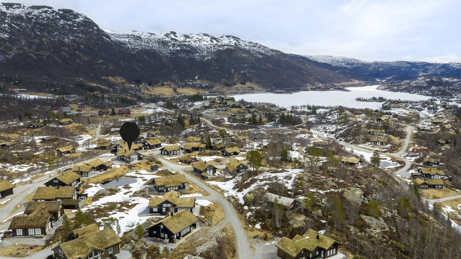 Haukelifjell Skisenter ligger ca 6 minutters kjøring unna. Alpintanlegget har hele 13 preparerte skiløyper og 6 skitrekk samt eget barnetrekk/bånd. Her finner dere også trivelig varmestue med matservering, afterski (alle rettigheter) og sportsbutikk. Galleribilde