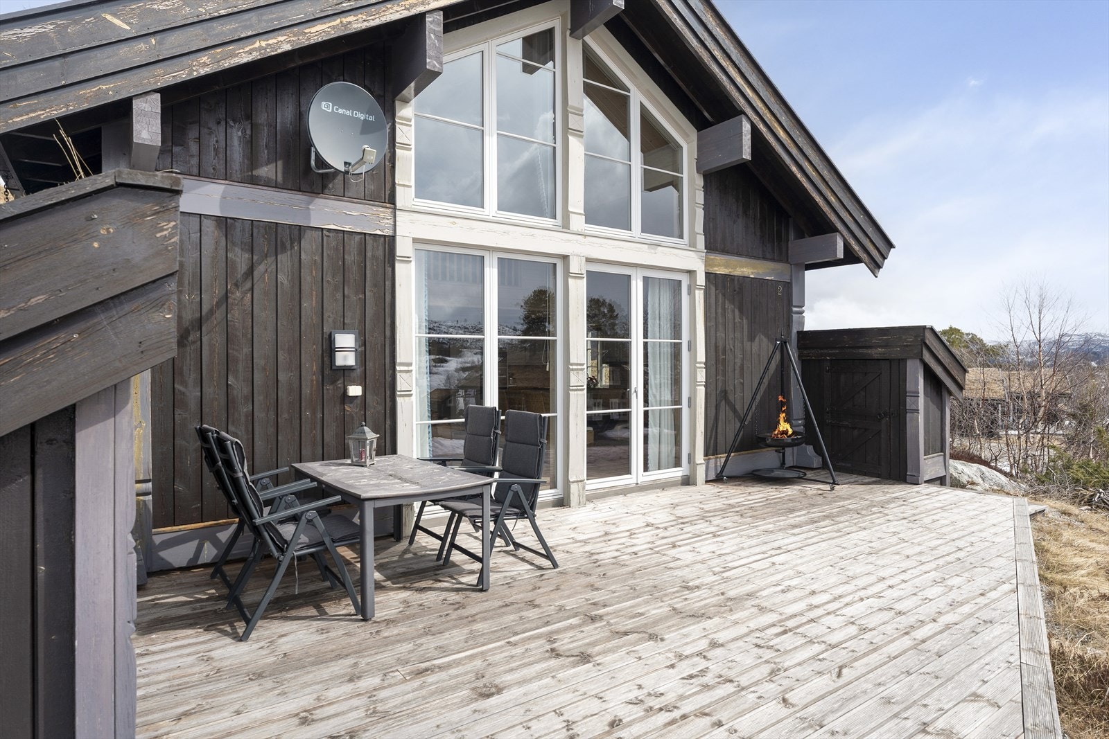 Videre kan hytten skilte med en sydvendt terrasse på hele 31 m2 med gode solforhold! Her er det oppført dype levegger med tak og dører med plass til diverse utstyr. Galleribilde