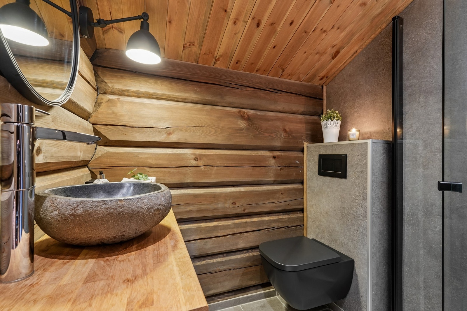 Badet i andre etasje i lune farger. Galleribilde