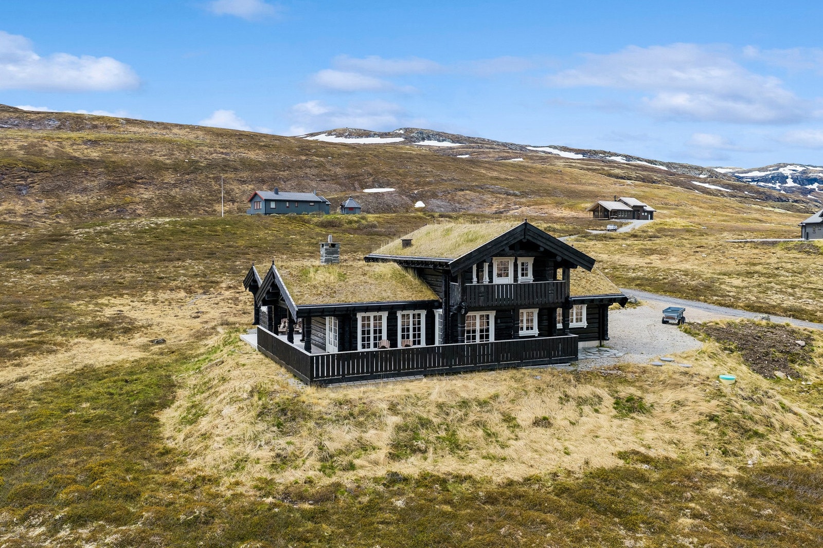 Eiendommen ligger fritt og høyt til på Sletterust i Årdal kommune, ca. 1080 meter over havet, med en fantastisk utsikt over det vakre fjellandskapet rundt. Galleribilde