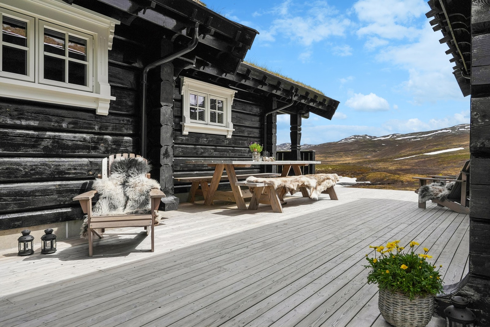 Terrassen har god plass til flere sittegrupper og andre utemøbler. Galleribilde