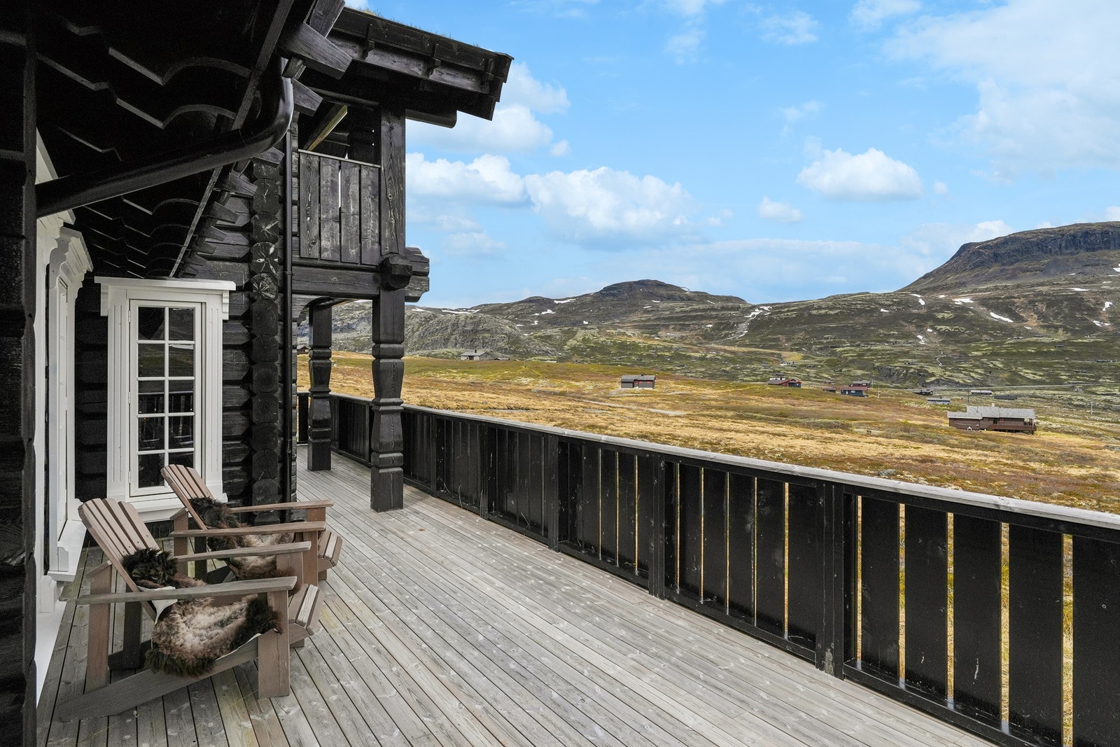 Terrassen omkranser hytta og byr på flere sittesoner. Her kan fine dager nytes i det åpne landskap. Galleribilde