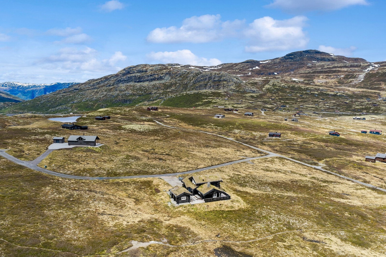 Fra hyttedøren har man direkte tilgang til et variert nettverk av stier, fjellveier og turterreng som innbyr til både rolige fjellturer og mer krevende toppturer. Galleribilde