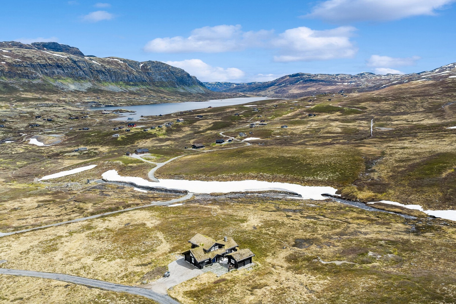 Her kan man nyte storslåtte omgivelser med utsyn mot blant annet Torolmen, Mannsberg og Store Knipen - et landskap som skifter karakter gjennom årstidene og gir naturopplevelser året rundt. Galleribilde