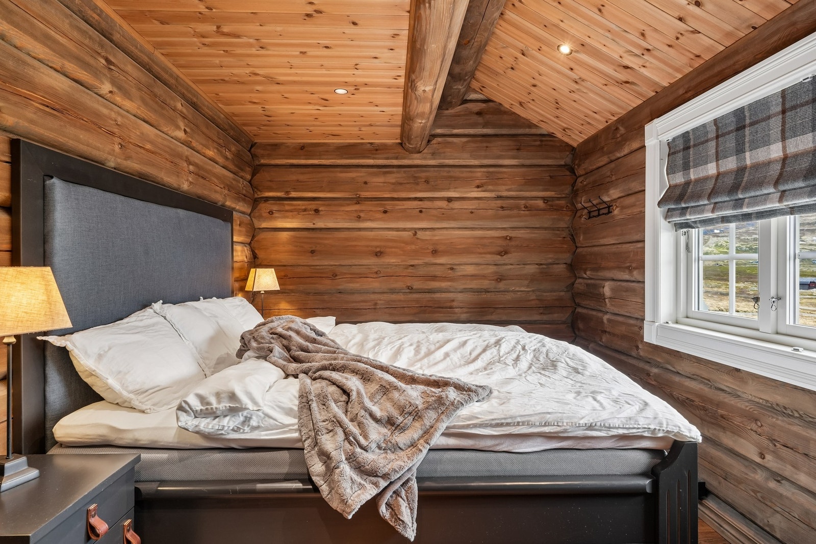 Totalt disponerer hytta fire gode soverom, fordelt med to soverom i hver etasje, samt dobbeltseng på loftstuen. Galleribilde