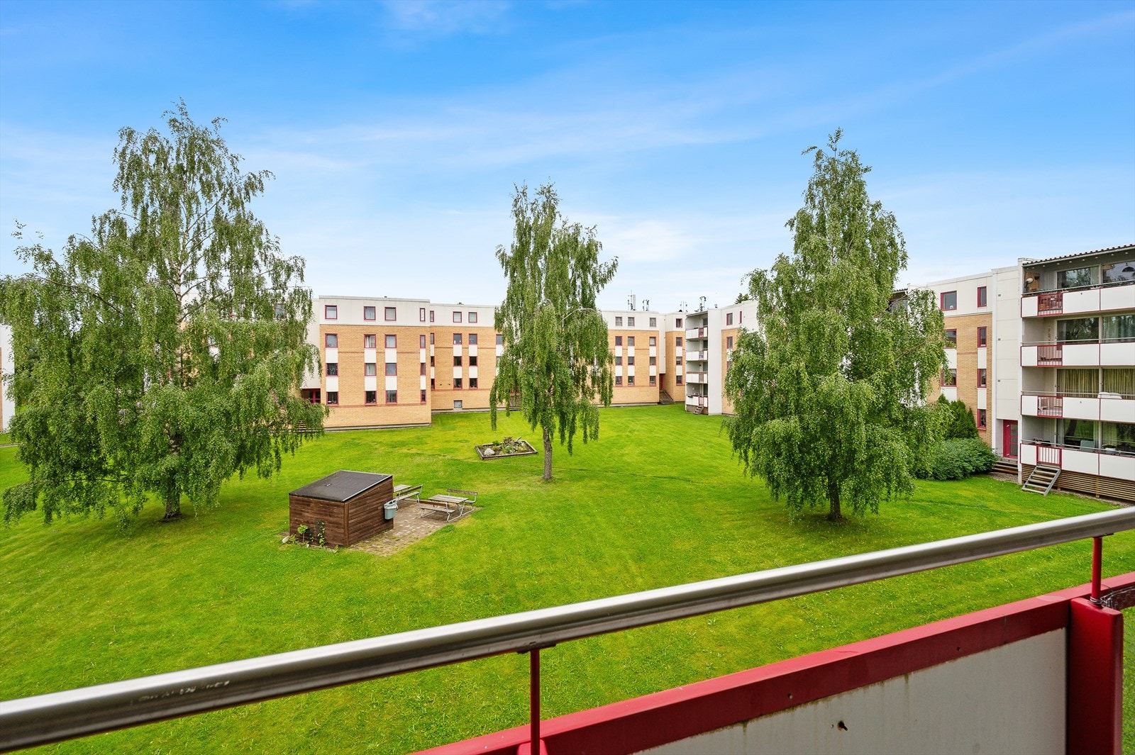 Balkongen byr på fine solforhold. Flott forlengelse av stuen og et naturlig sted for morgenkaffen eller avslapning. Galleribilde