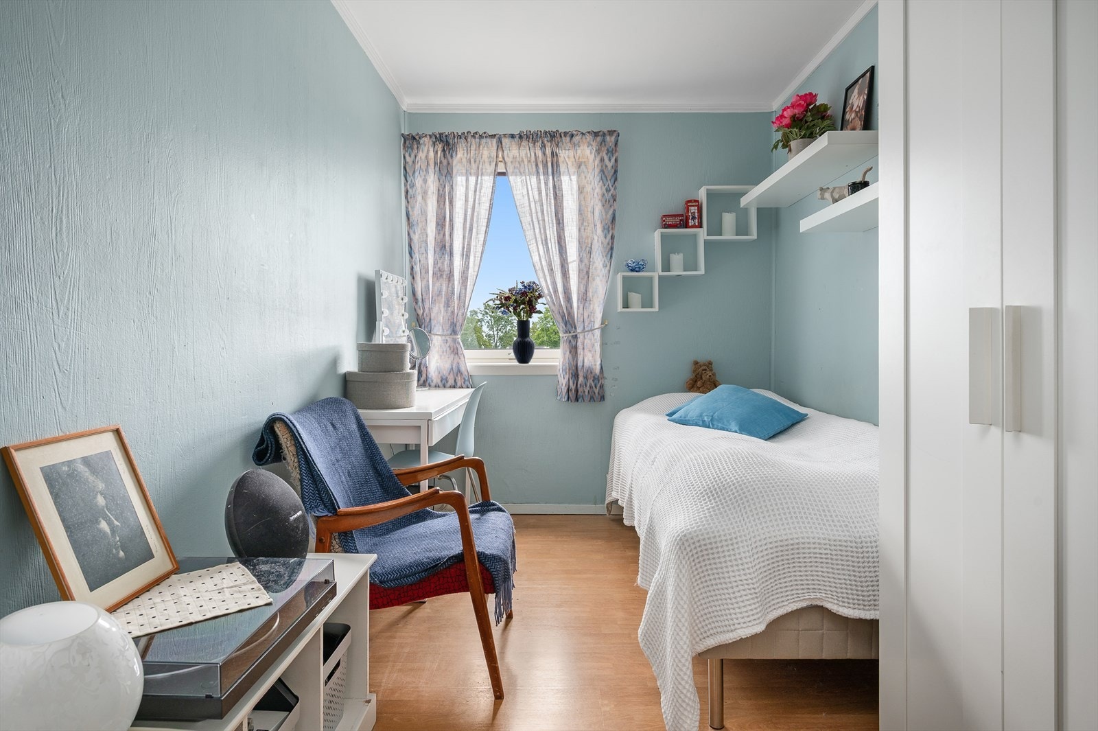 Det andre soverommet er på ca. 8 m² og har god plass til seng, skrivepult og garderobeskap. Galleribilde