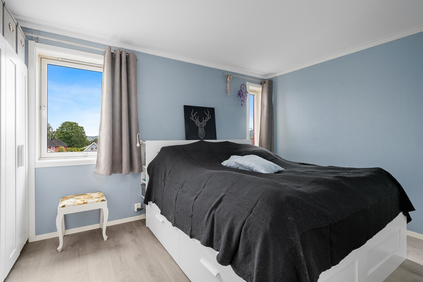 Leiligheten har tre soverom, hovedsoverommet på ca. 14 m² og har god plass dobbeltseng og oppbevaring. Galleribilde