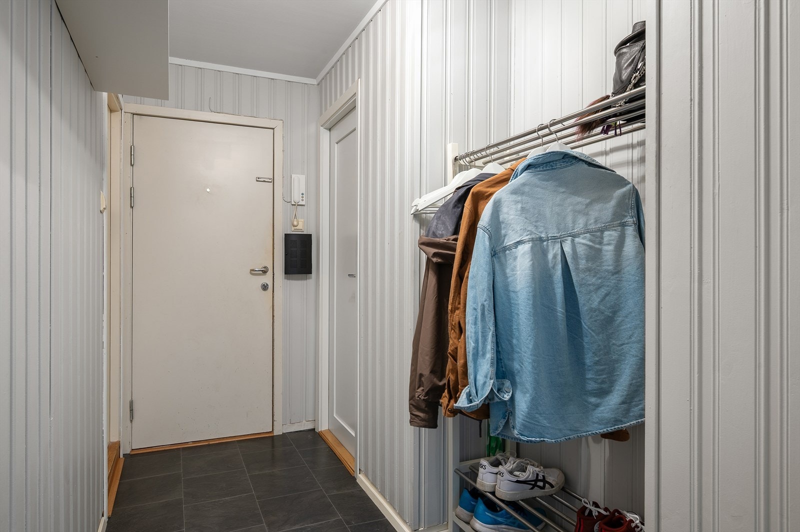 Lys og innbydende entré på 6,5 m² med god plass til oppbevaring. Galleribilde