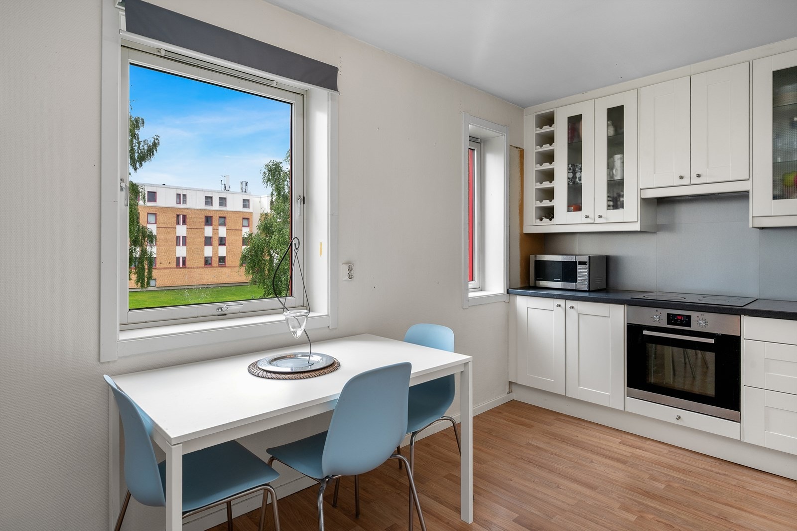 Kjøkkenet er utstyrt med integrerte hvitevarer, herunder platetopp, stekeovn, oppvaskmaskin samt kombinert kjøl- og fryseskap. Galleribilde