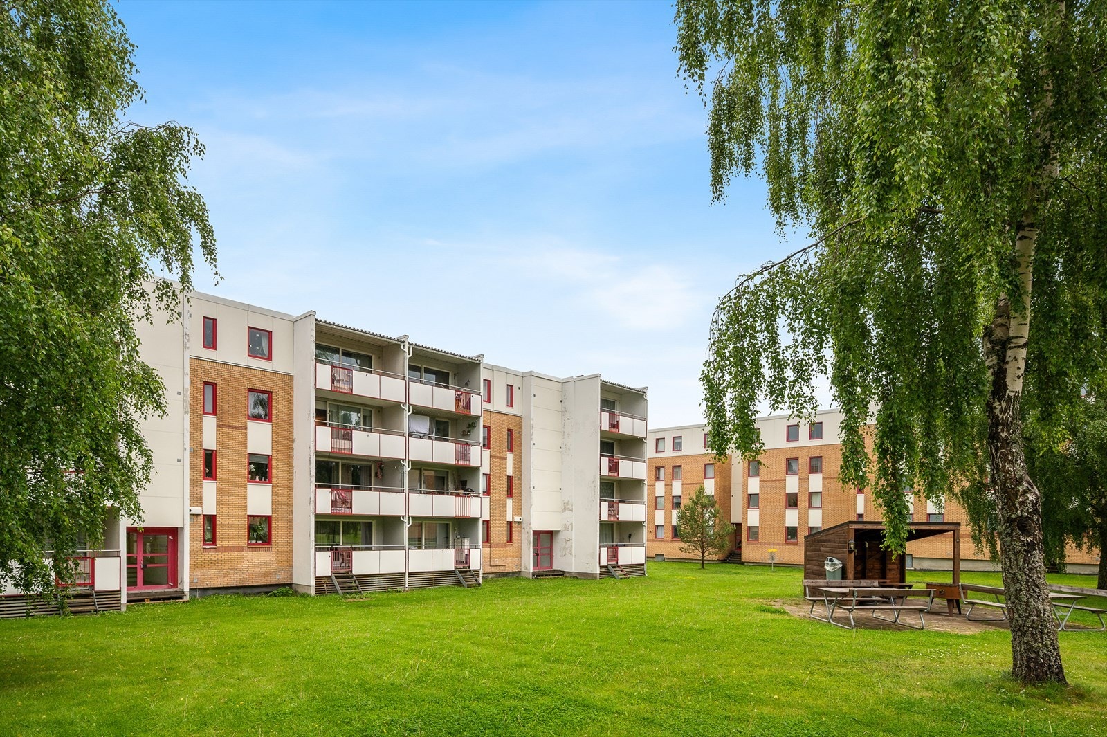 Fra boligen er det kort gangavstand til Stabbursmoen barne- og ungdomsskole, samt videregående opplæring ved Heimdal videregående skole. Galleribilde