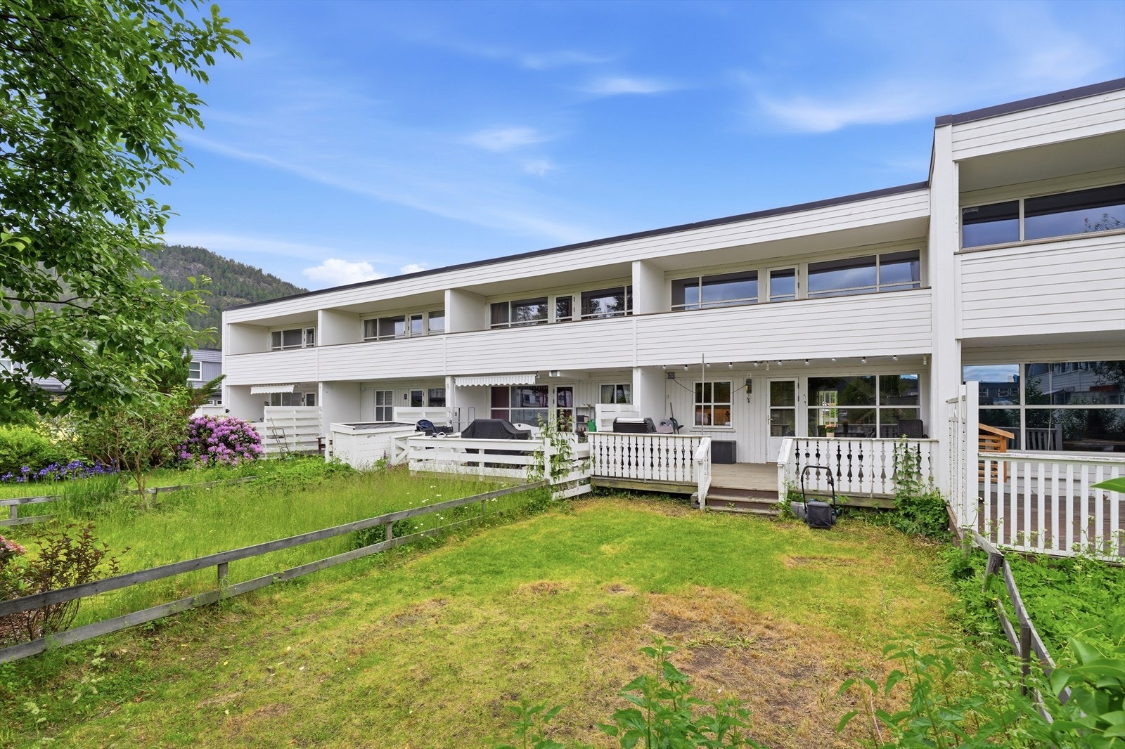 Rekkehuset har en fasade kledd med trepanel og tilhører Furumoen borettslag. Galleribilde