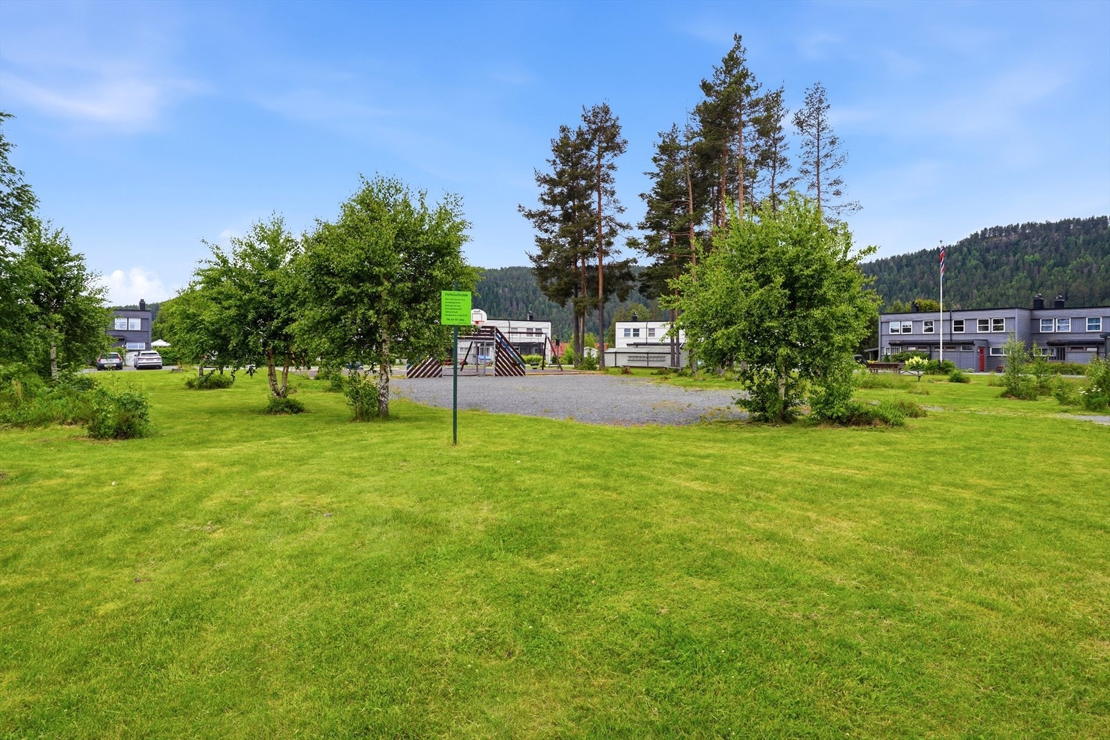 Borettslaget har en felles opparbeidet lekeplass, ideelt for barnefamilier. Galleribilde