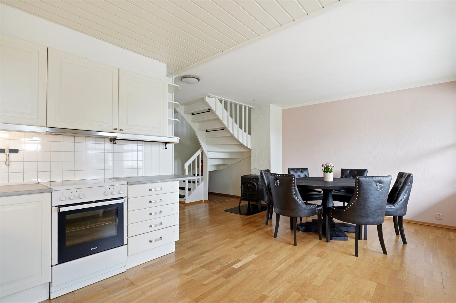 Fra kjøkkenet er det direkte utgang til en romslig, dels overbygget terrasse på 23 m². Galleribilde