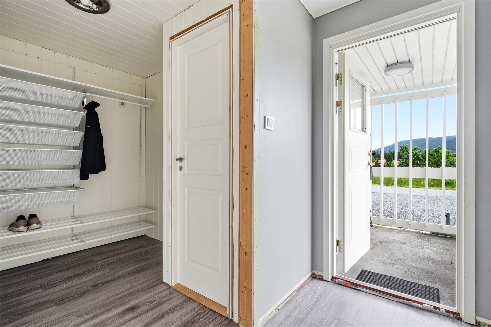 Entré med praktiske oppbevaringsløsninger for yttertøy og sko. Galleribilde
