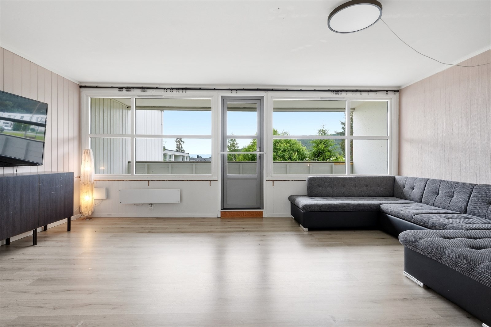 Lys og romslig stue i andre etasje med utgang til en takoverbygget balkong på 9 m². Galleribilde