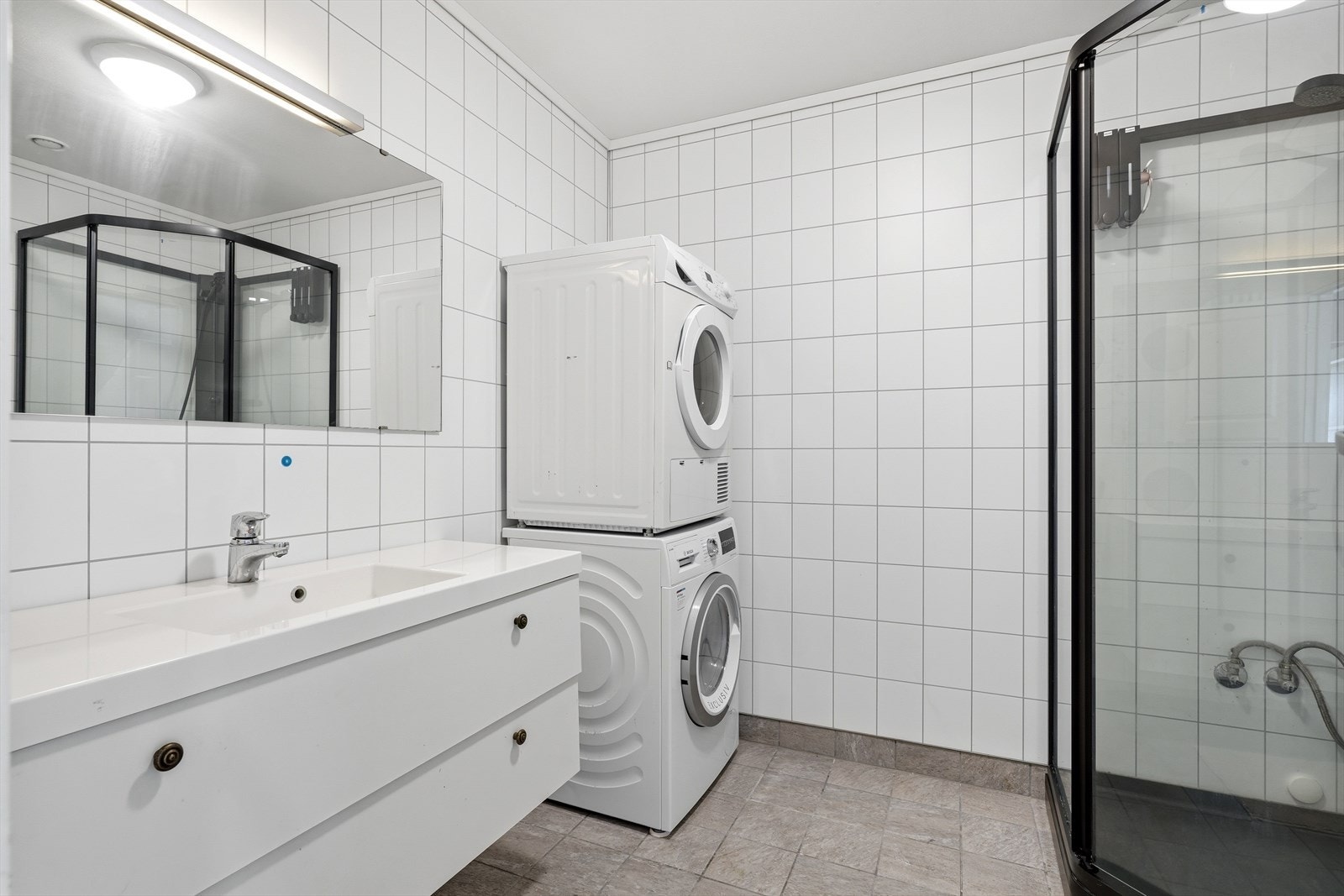 Badet i første etasje har flislagt gulv, dusjkabinett og opplegg for vaskemaskin. Galleribilde