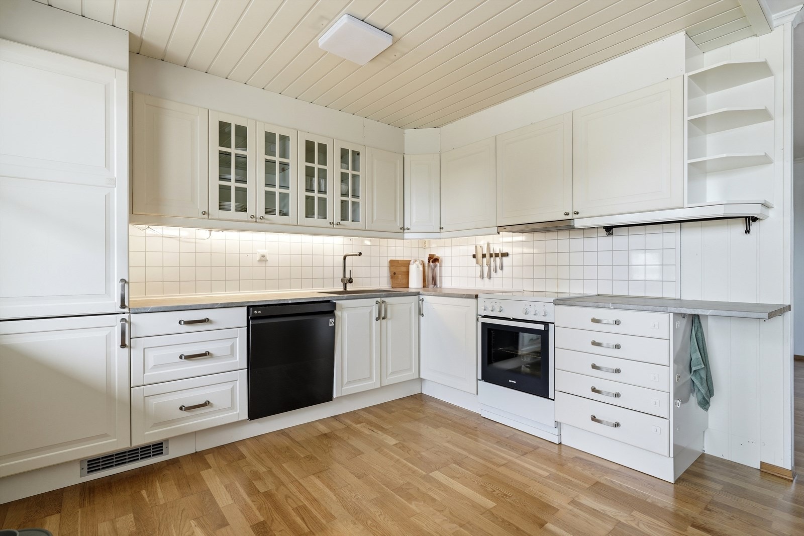 Kjøkkeninnredning med profilerte fronter, laminert benkeplate og godt med skapplass. Galleribilde