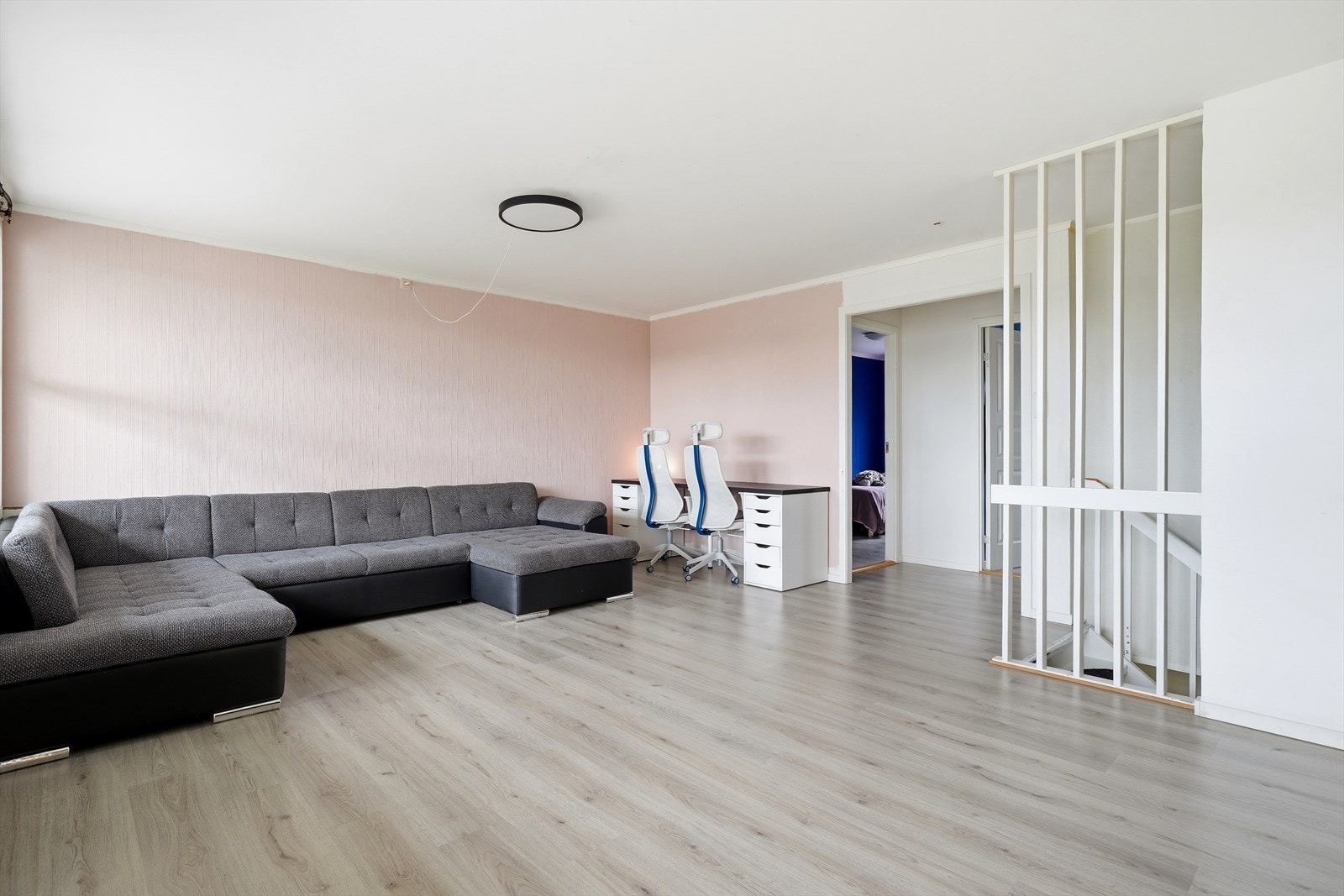 Stuen er romslig og gir plass til både en stor sofagruppe og en egen kontorkrok. Galleribilde