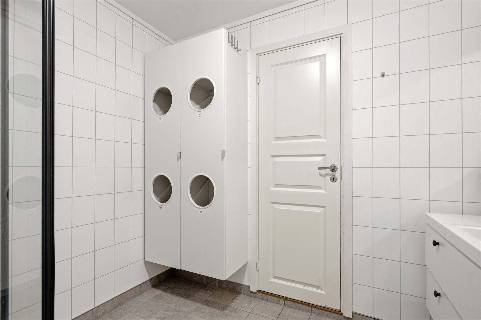 Vegger med baderomsplater og mekanisk avtrekk sikrer et funksjonelt rom. Galleribilde