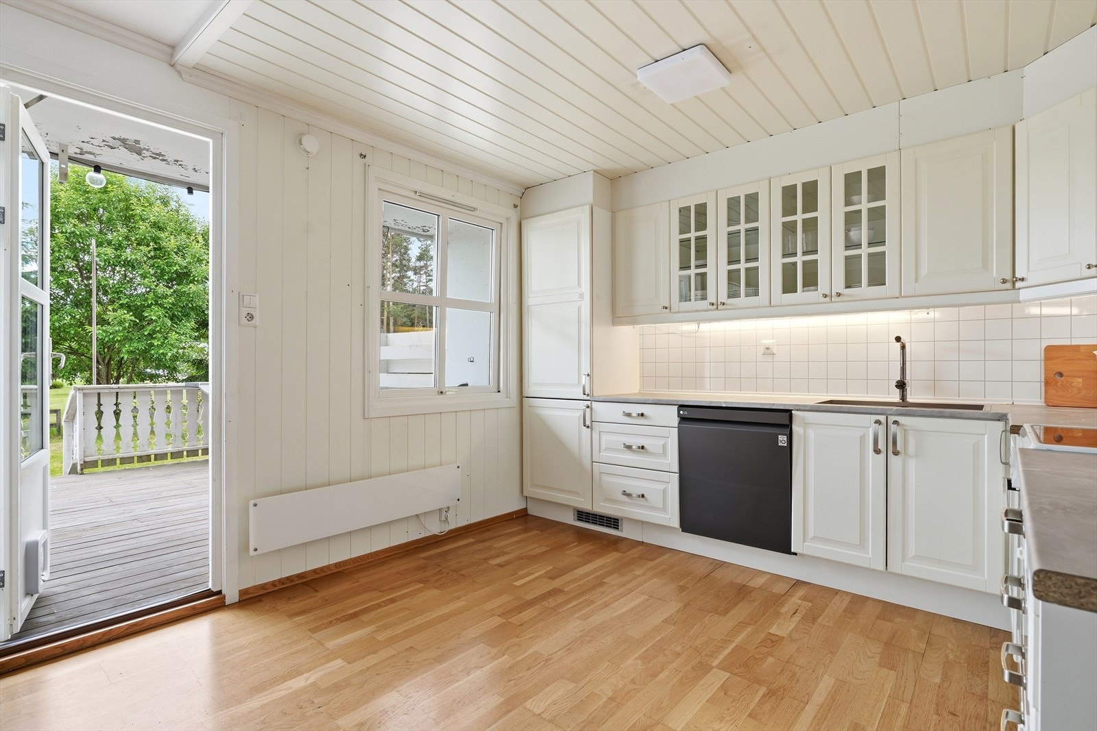 Parkett på gulv og terrassedør i tre med isolerglass. Galleribilde