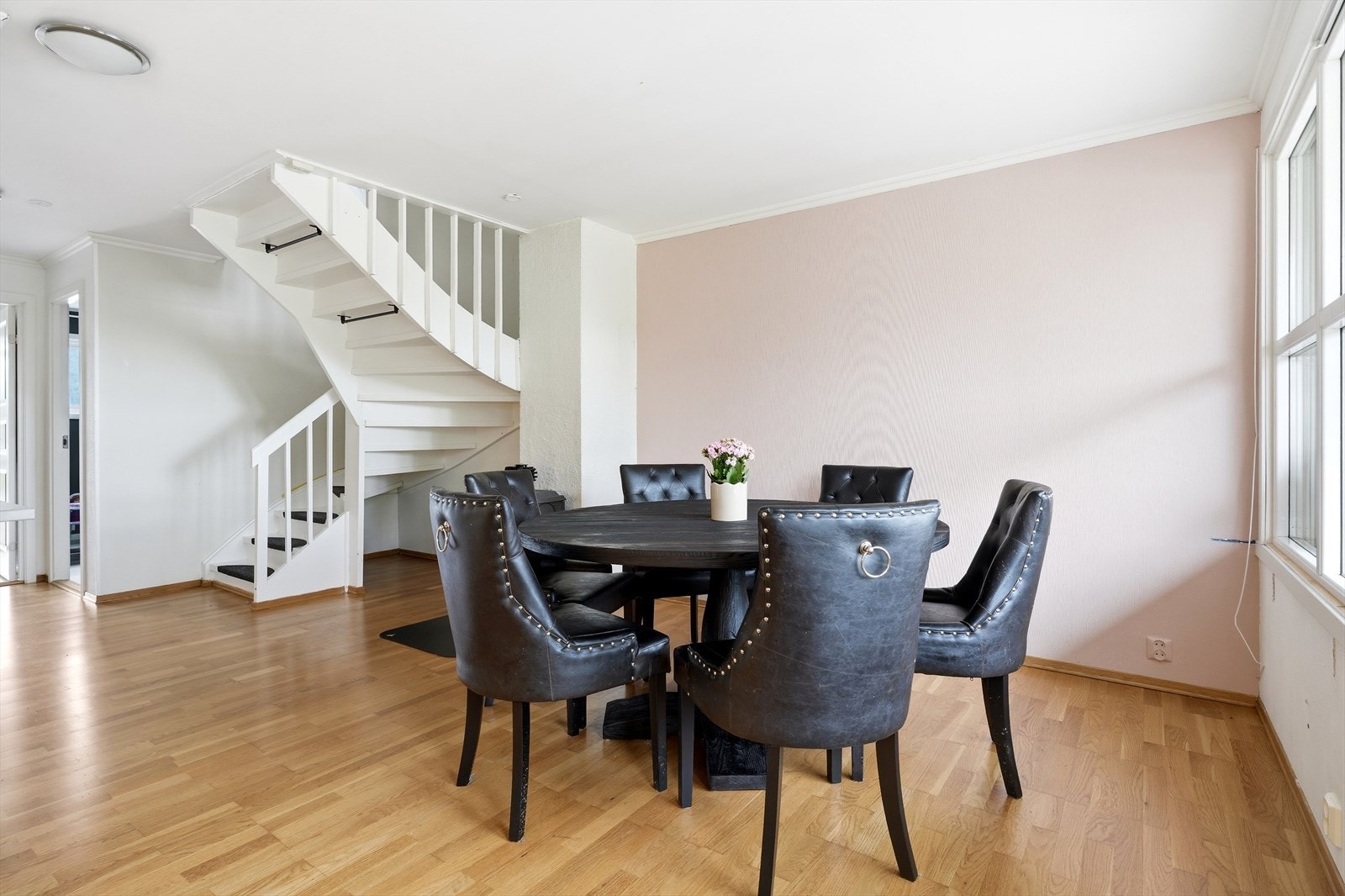 Spisestuen har god plass til et stort spisebord for hyggelige sammenkomster. Galleribilde