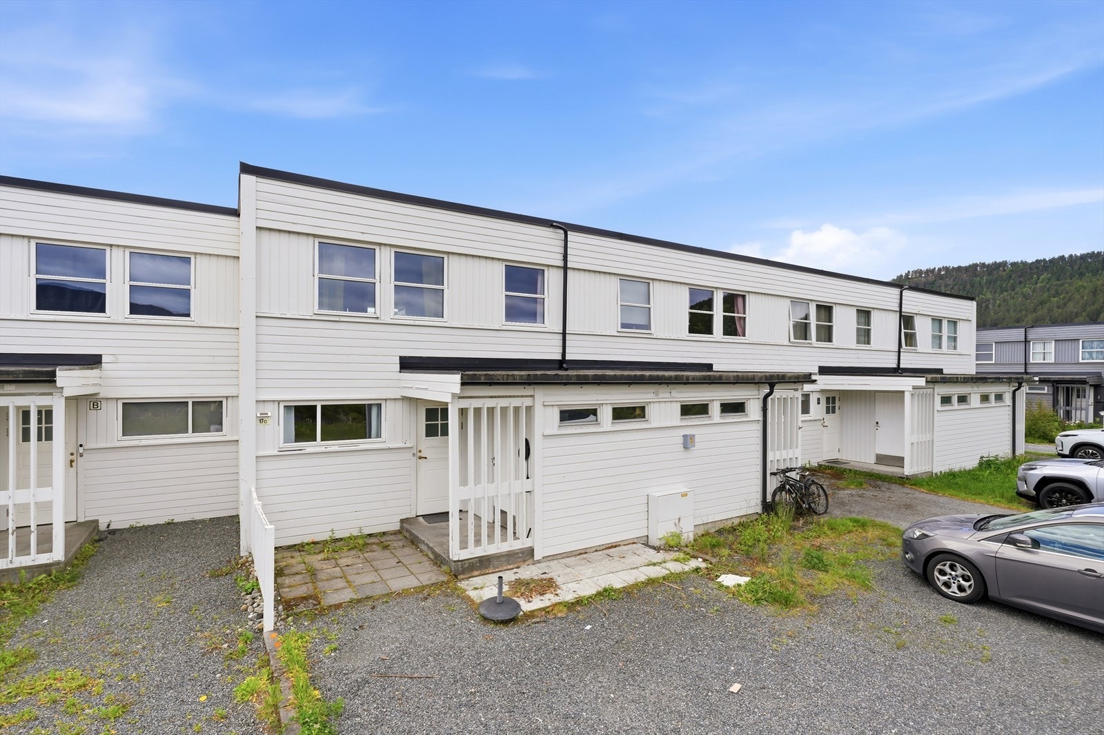 Kort vei til bussholdeplass, dagligvare, skoler mm. Galleribilde