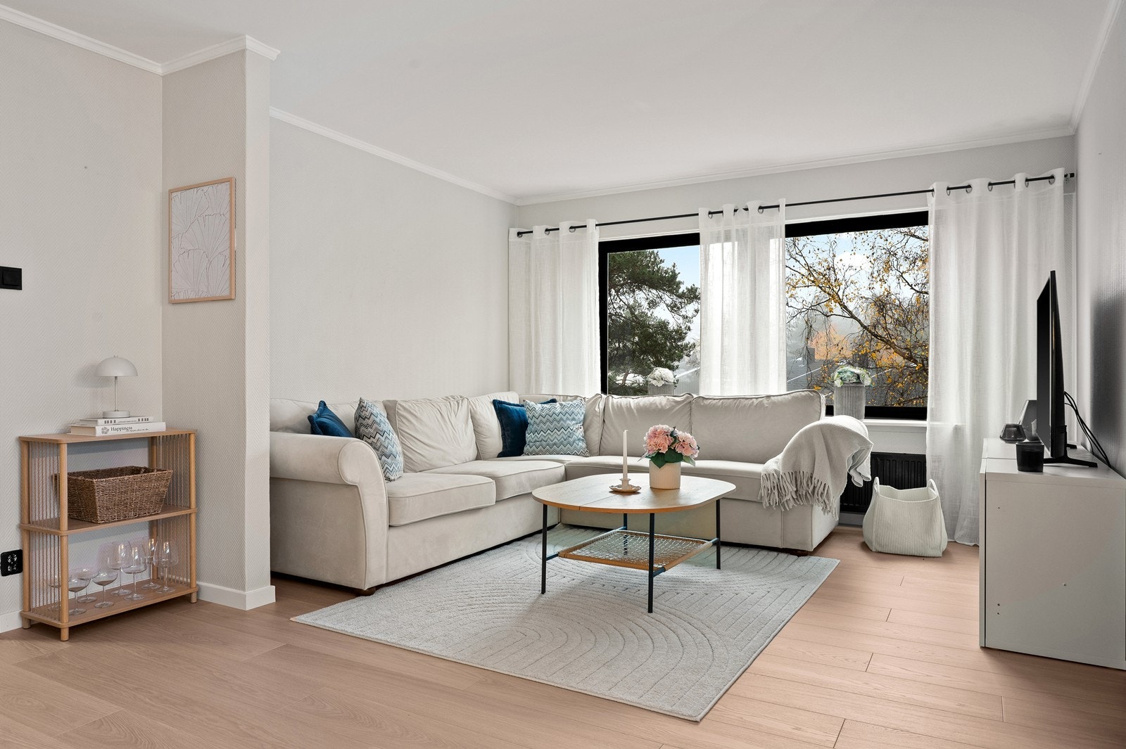 Her er det god plass til en romslig sofa og øvrig møblement Galleribilde
