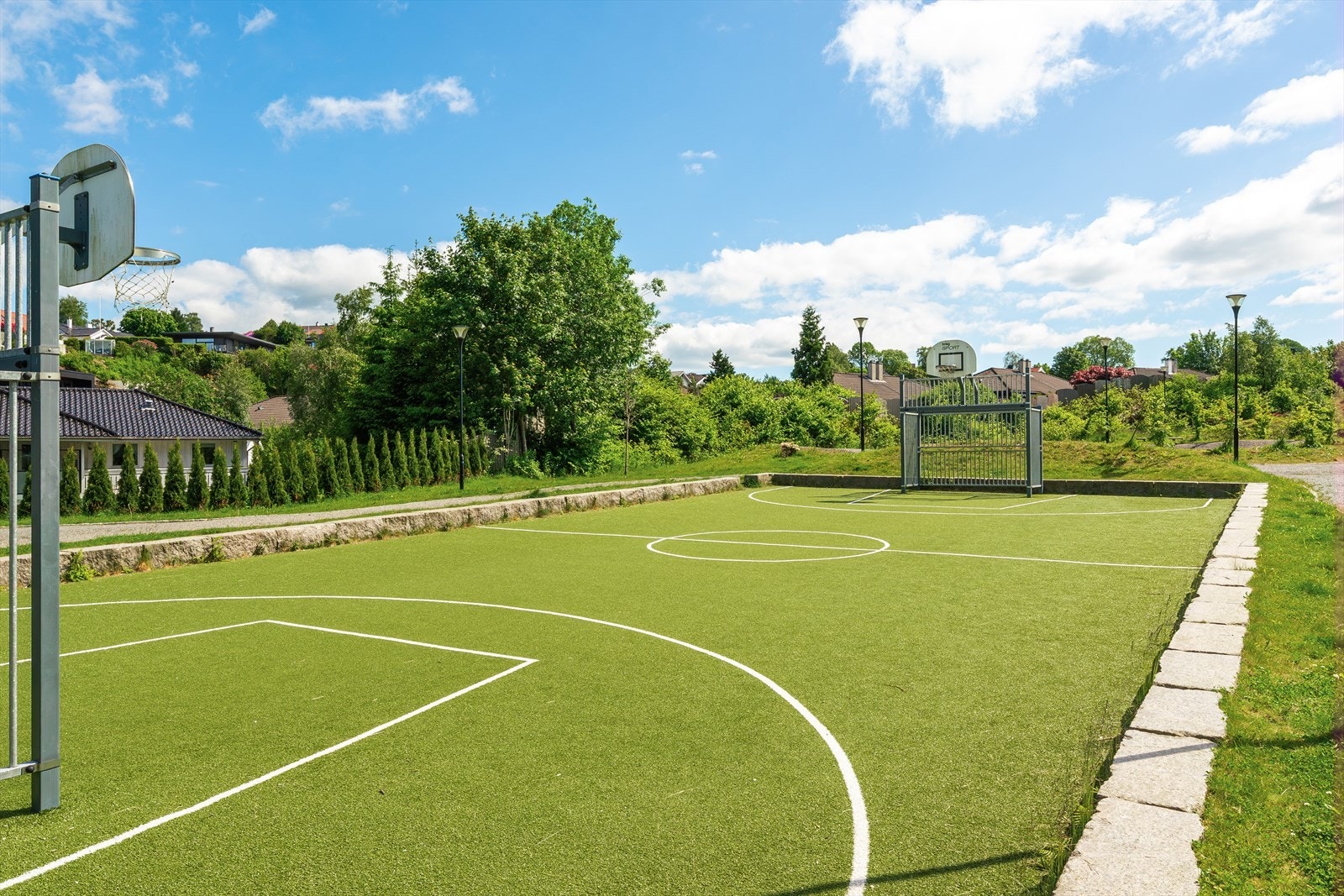 - Ved boligen ligger en ballbinge, perfekt aktivitet for beboerne - Galleribilde