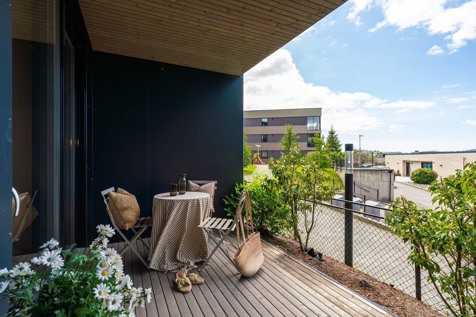 - Balkongen måler 15 m² - Galleribilde