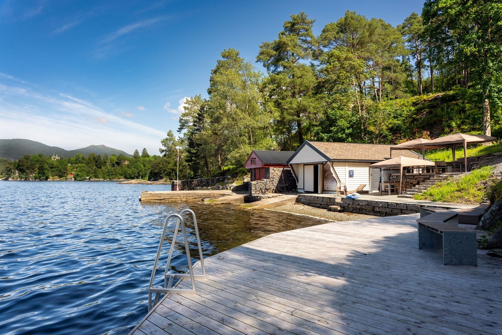 - Fra Villa Konow går det en sti ned sjøhuset ved Nordåsvannet med badehus, strand og brygge - Galleribilde