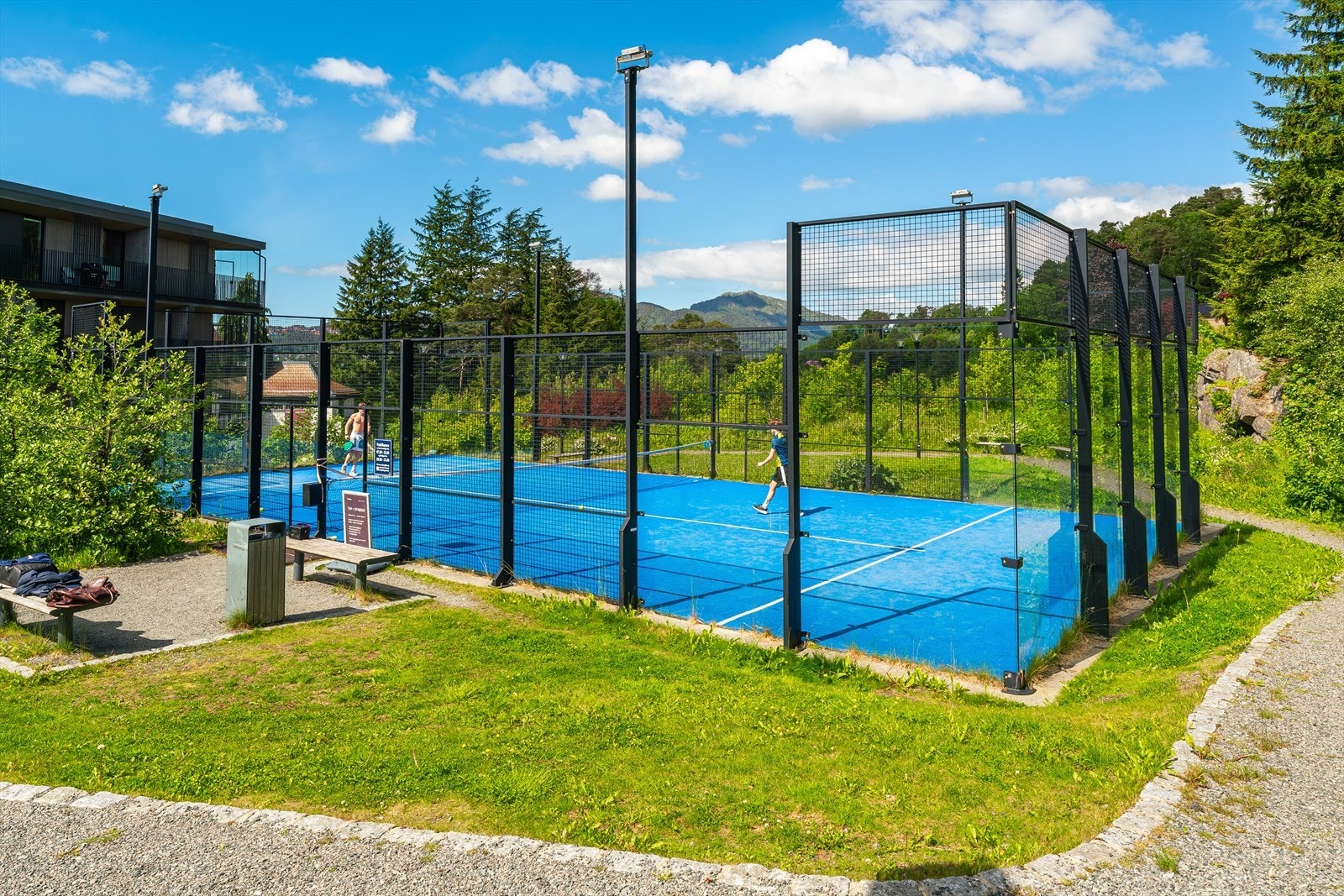 - Padel banen på området inviterer til sosiale treningsøkter - Galleribilde