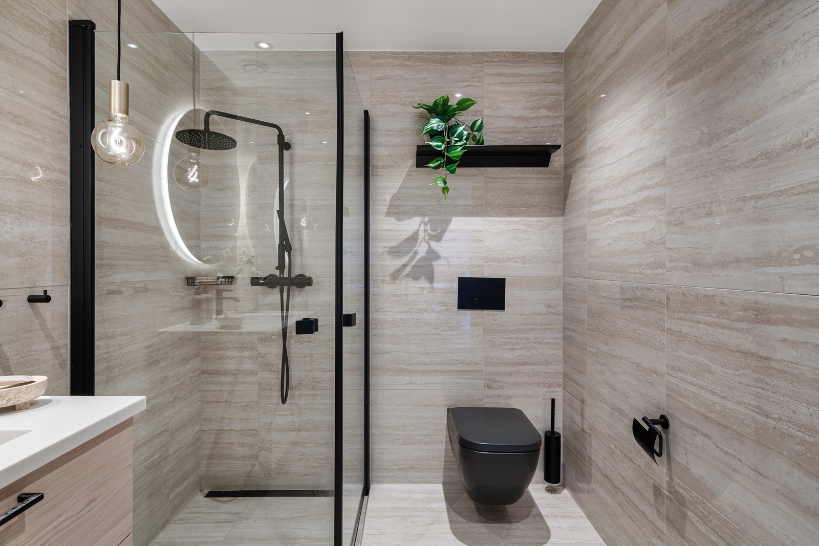 - Helfliset bad som måler 4,3 m² - Galleribilde