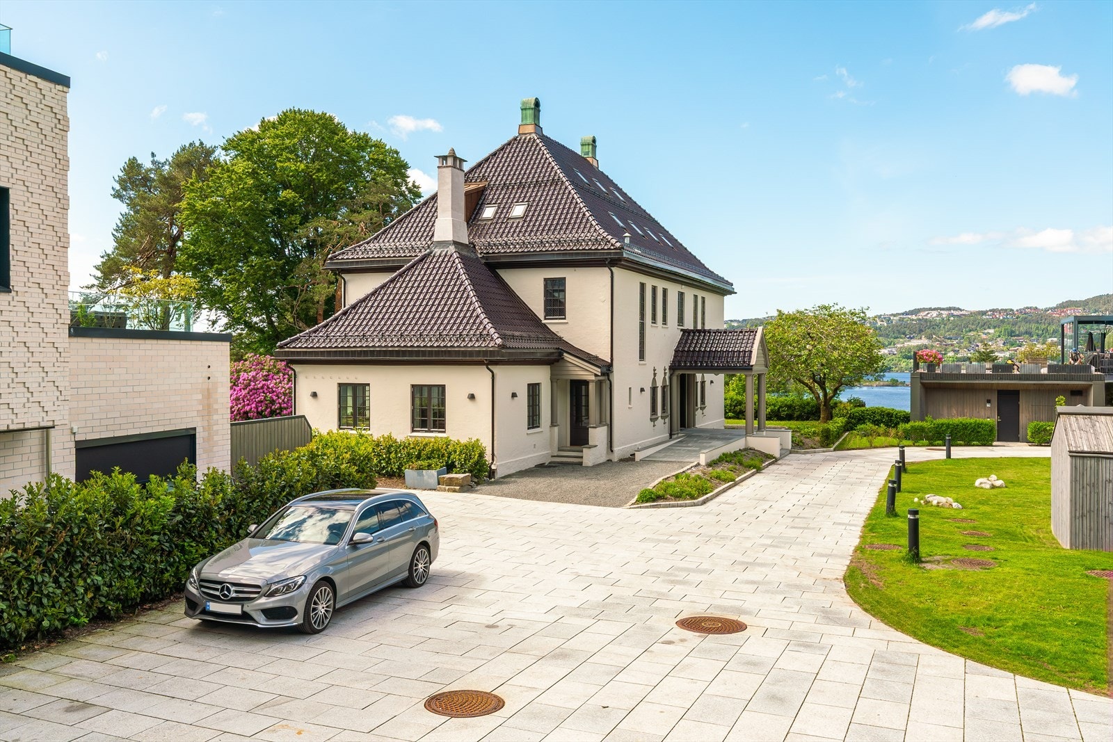 - Rett ved boligen ligger Villa Skjoldnes - Galleribilde