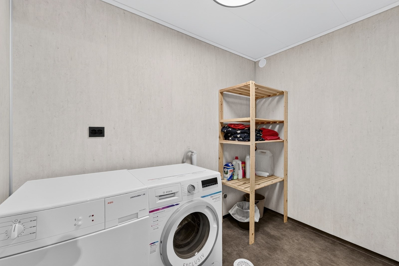 Vaskerom i kjeller, oppgradert i 2025 med gulvvarme og opplegg for vaskemaskin. Galleribilde