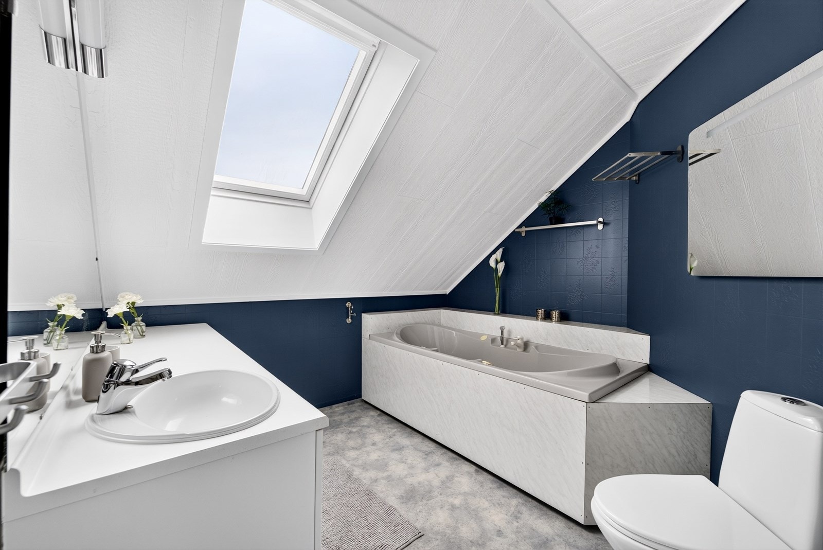 Badet på loftet er utstyrt med badekar og har takvindu som gir lysinnslipp. Galleribilde