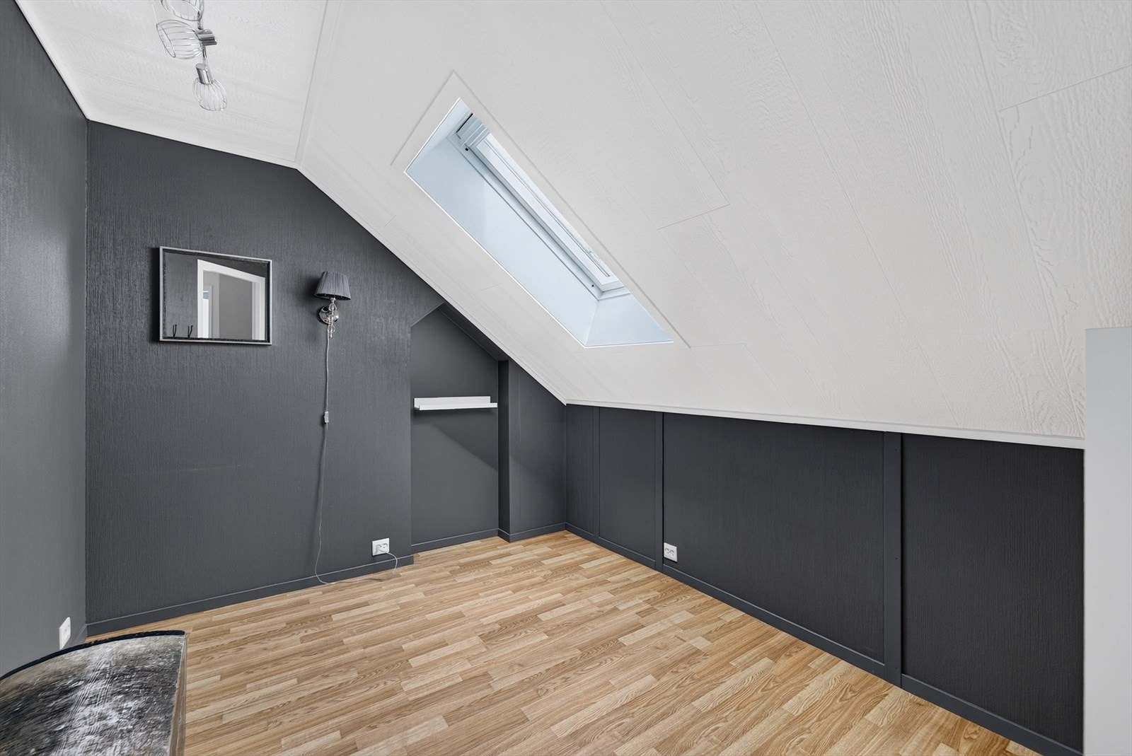 Innredet rom på loft. Galleribilde