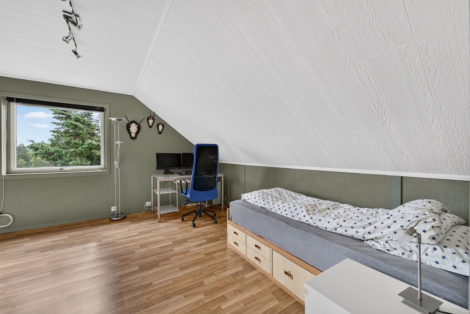 Et av soverommene på loftet, ideelt som barnerom eller kontor. Galleribilde