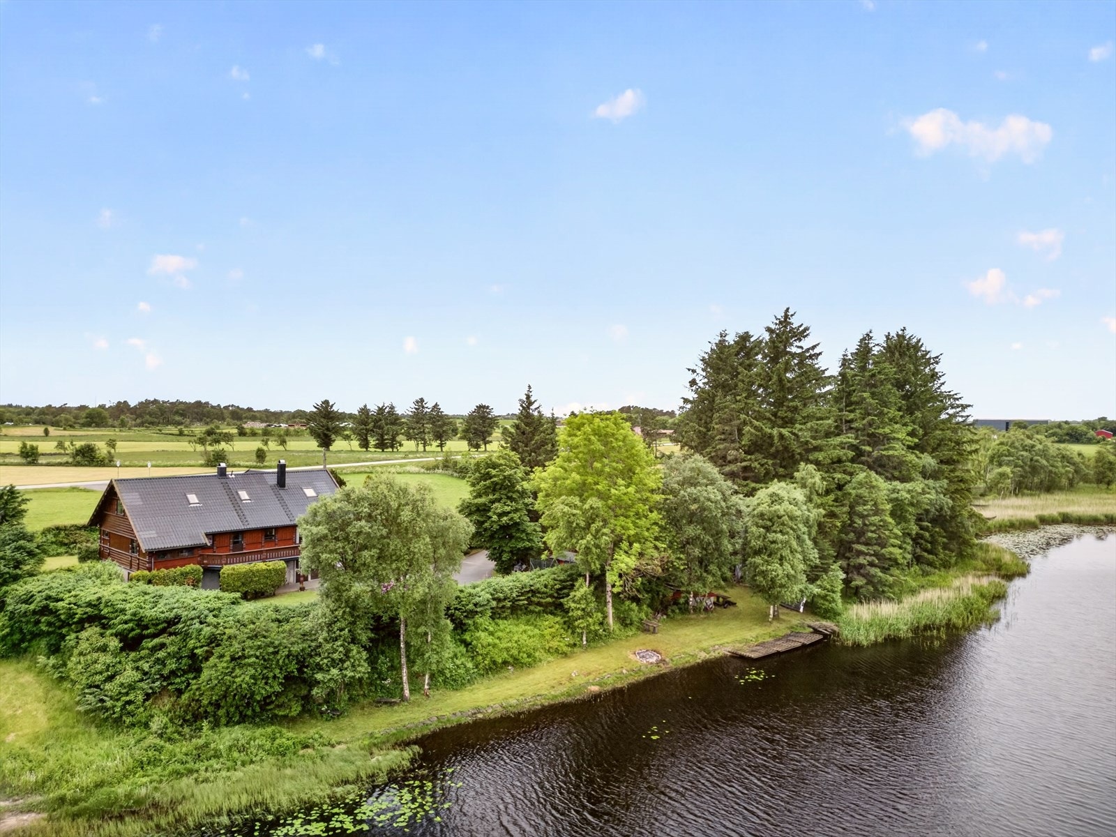 Oversikt over eiendommen og dens unike plassering ved vannet. Galleribilde