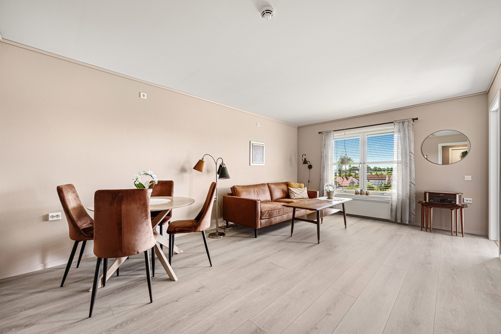 Lys og delikat stue med plass for både salong og spisebord Galleribilde