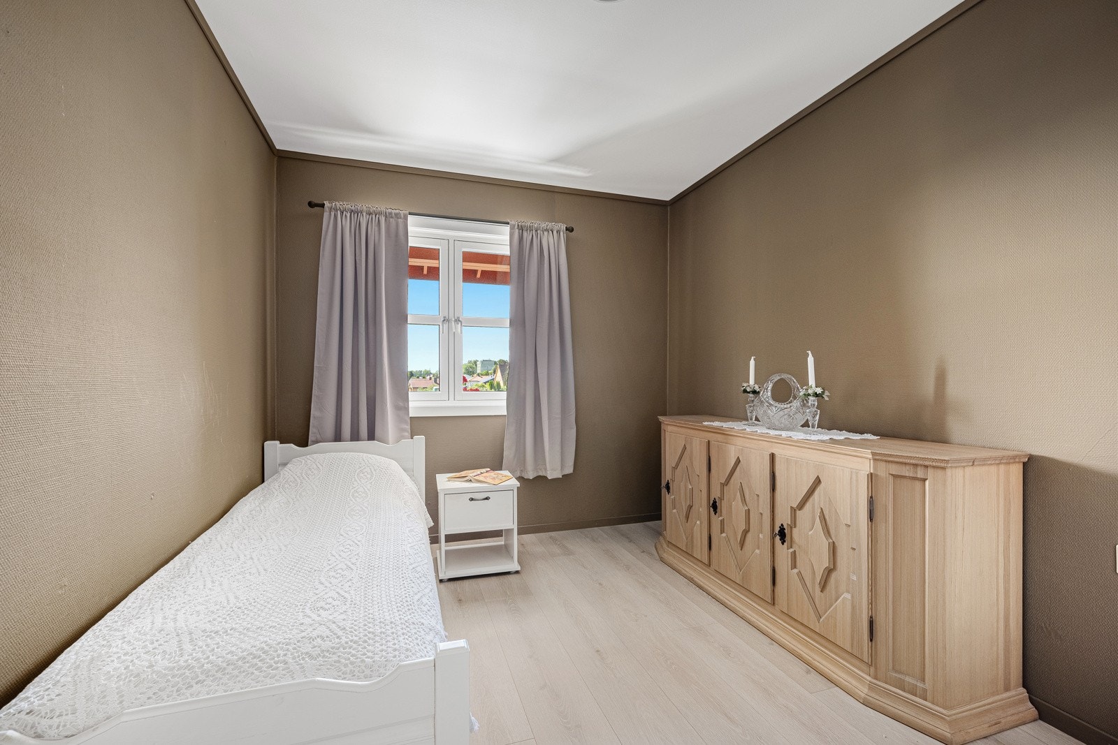 Trivelig soverom med god plass for seng etc. Galleribilde