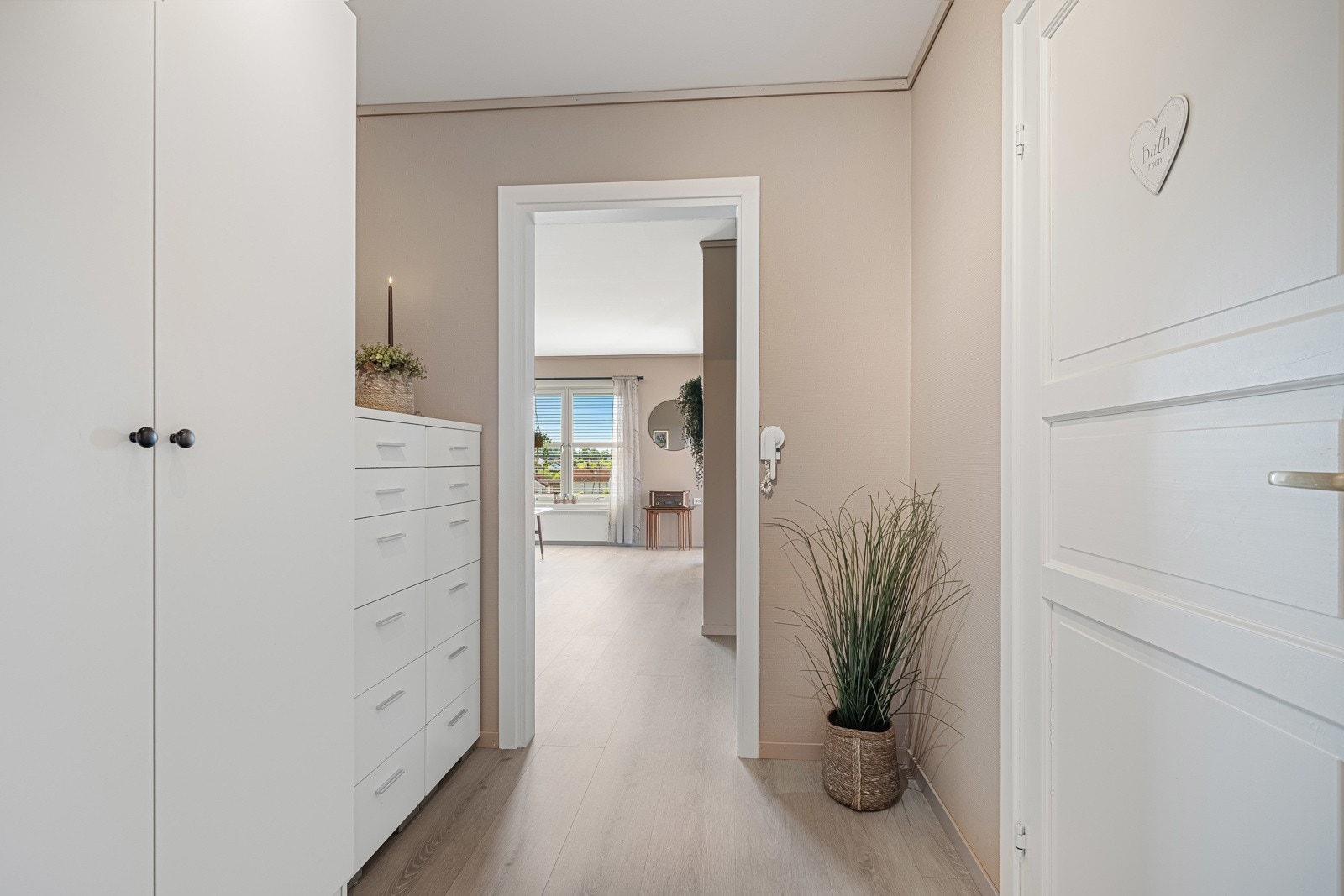 En lys og trivelig entre ønsker deg velkommen inn ! Galleribilde