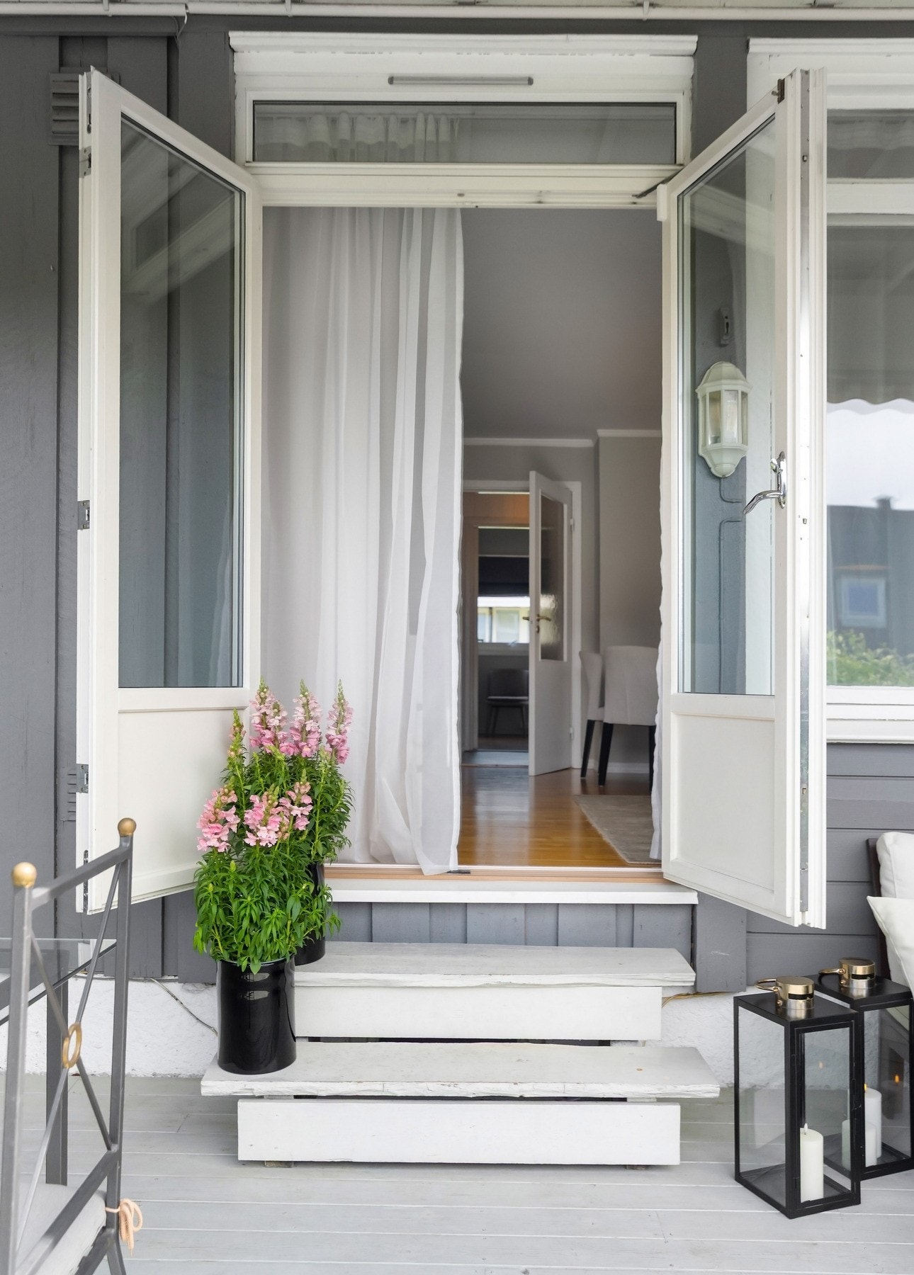 Boligens absolutte hjerte er de nydelige dobbeltdørene som åpner opp til en imponerende terrasse på hele 20 kvm. Galleribilde