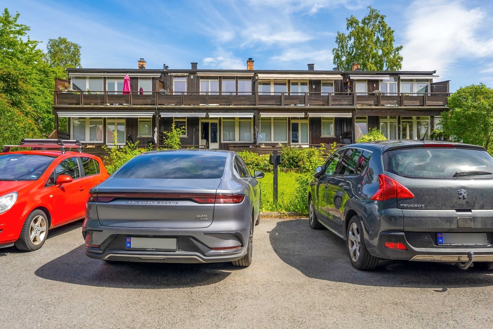 Leiligheten disponerer en parkeringsplass med elbillader like utenfor, samt tre eksterne boder på til sammen 10 kvm. Galleribilde