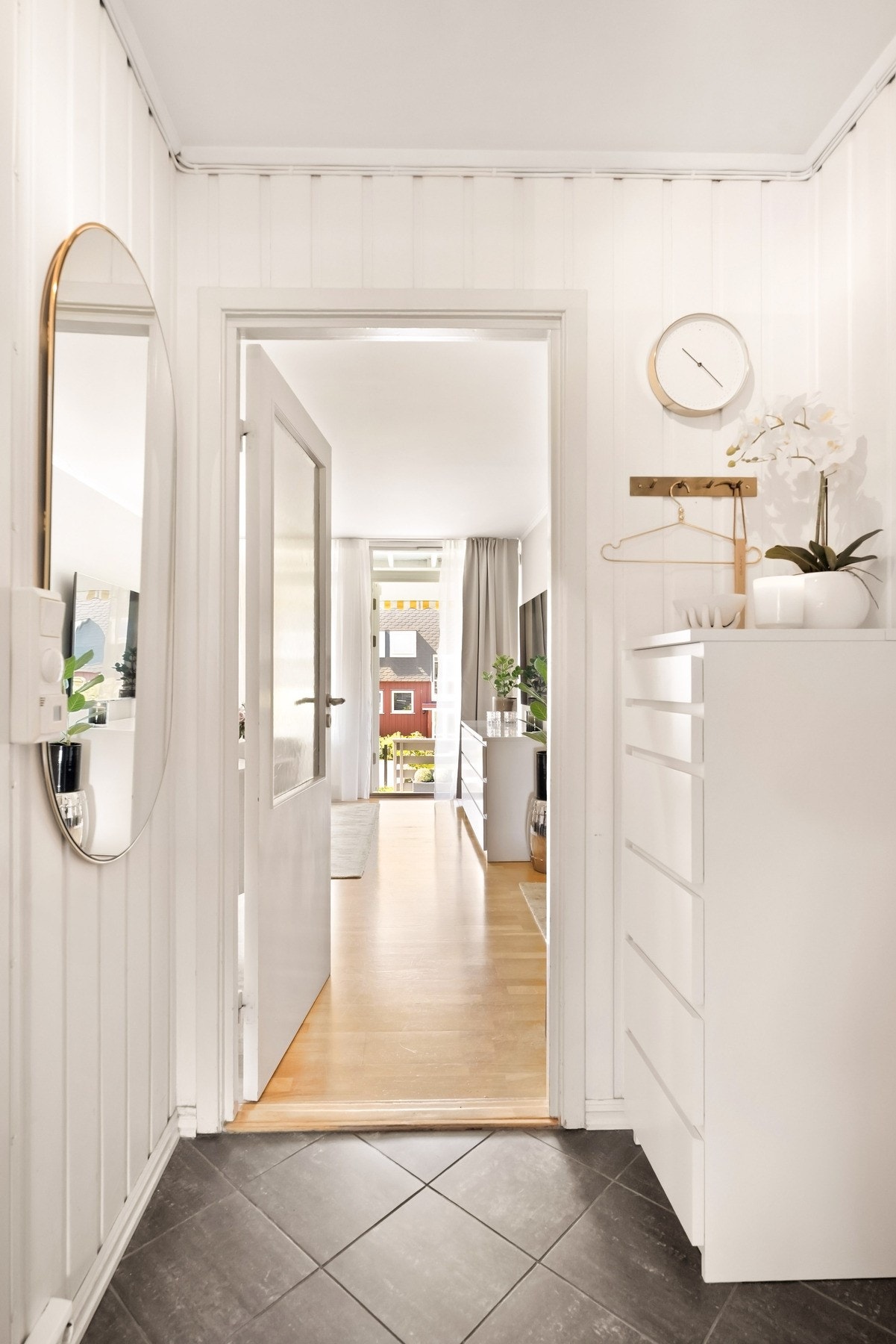 Velkommen inn! Det første som møter deg er en lys og fin entré som gir et godt førsteinntrykk av boligen. Galleribilde