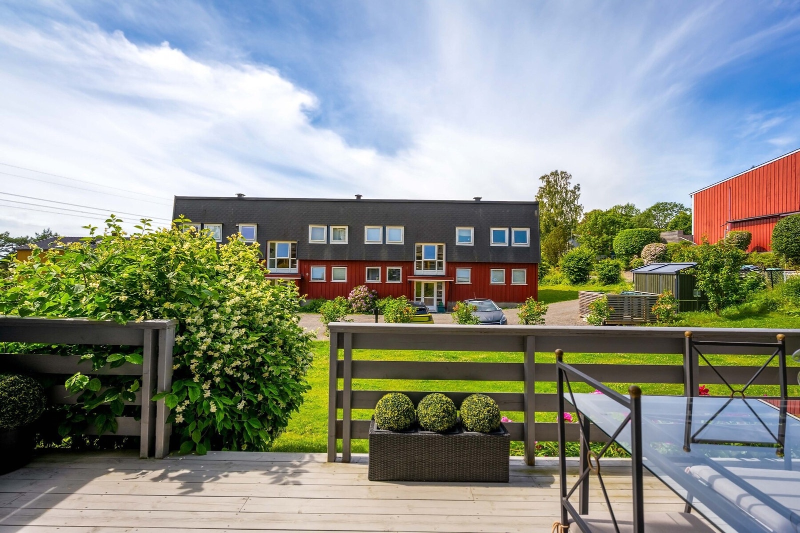Terrassen vender mot sydvest og byr på hyggelig utsyn samt gode solforhold på sommerstid med sol fra ca. kl. 12:00 til kl. 20:00. Galleribilde