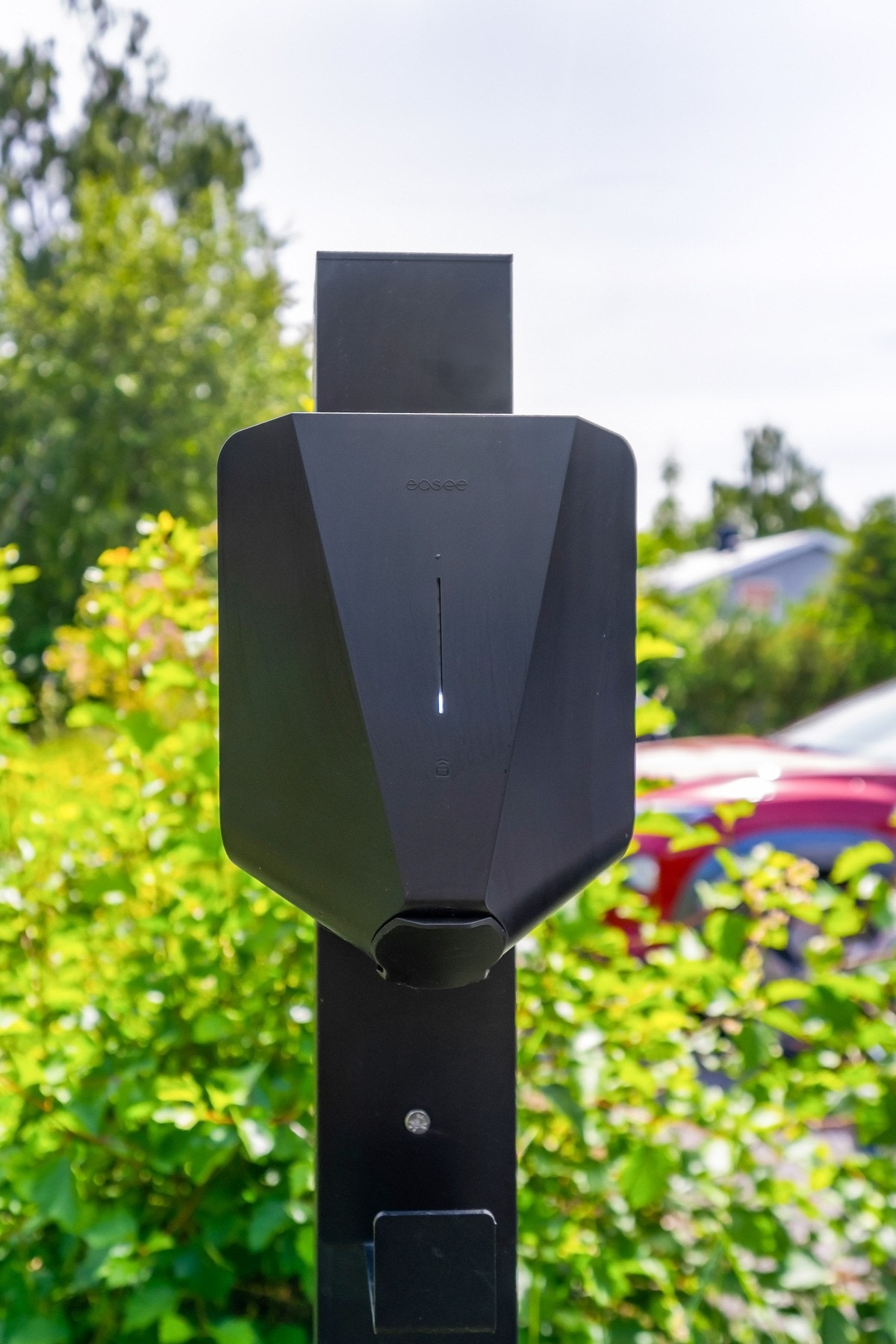 Leiligheten disponerer en parkeringsplass med elbillader like utenfor, samt tre eksterne boder på til sammen 10 kvm. Galleribilde