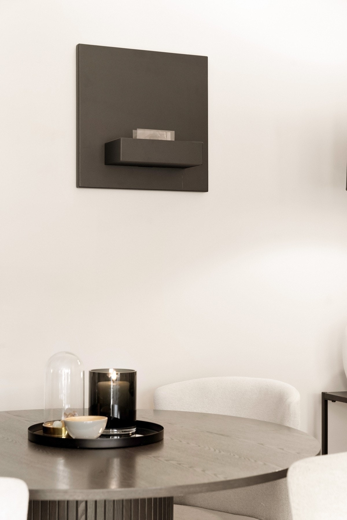 På veggen er det montert en stilren TenderFlame-peis med tidløst og unikt design får du en brannsikker flamme som bare antenner ved 104 grader som garanterer bekymringsfri lun stemning. Galleribilde