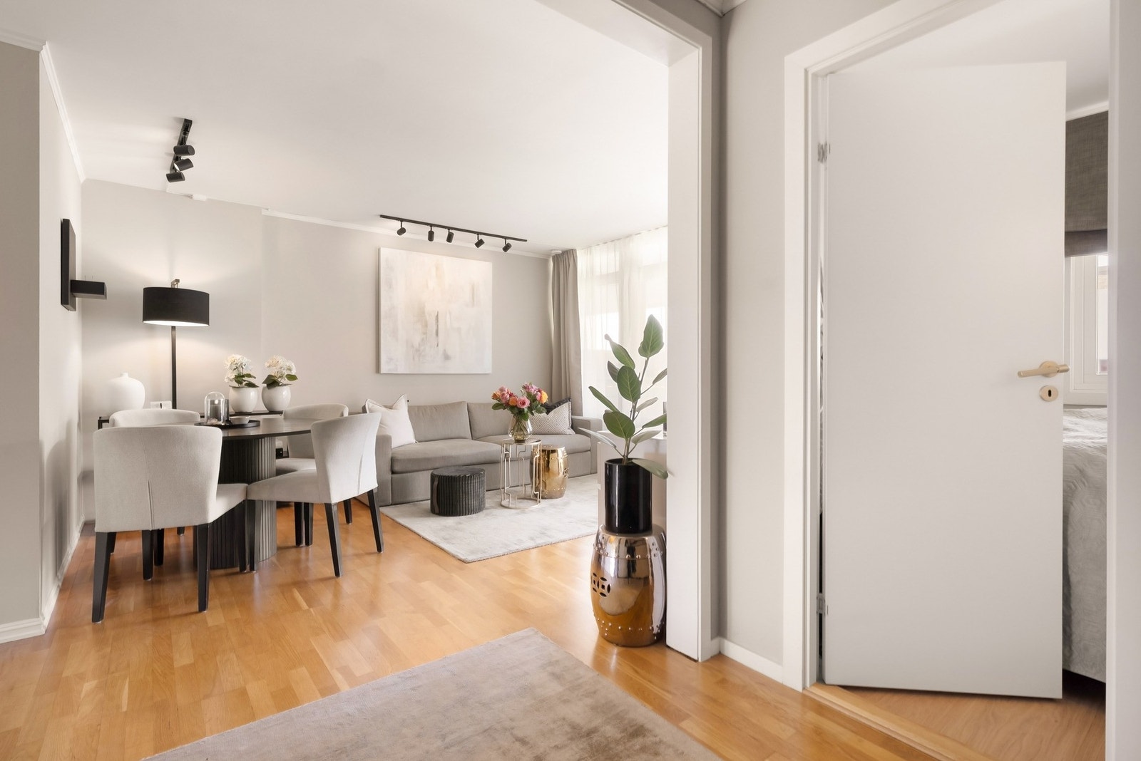 Boligens sosiale sone er innbydende er lys og innbydende. Galleribilde