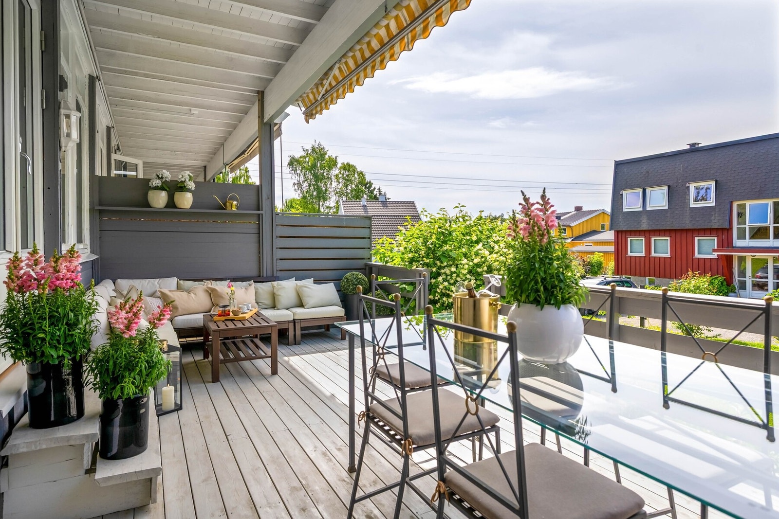 Terrassen er overbygget og utstyrt med markise som skjermer for direkte sol på varme sommerdager Galleribilde